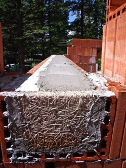 Concrete-filled lintels with insulation to the outside